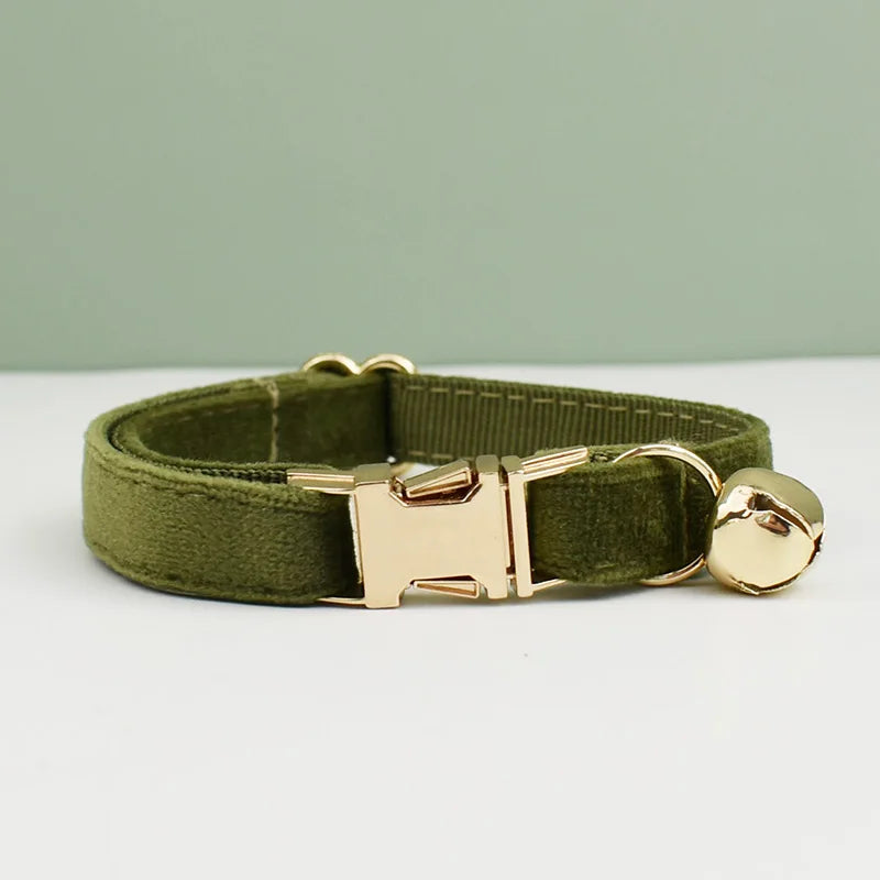 Velvet Purr Green Edition – Aksamitna Obroża dla Kota z Grawerem i Dzwoneczkiem