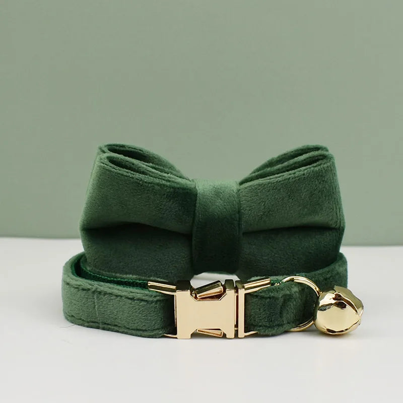 Velvet Purr Green Edition – Aksamitna Obroża dla Kota z Grawerem i Dzwoneczkiem
