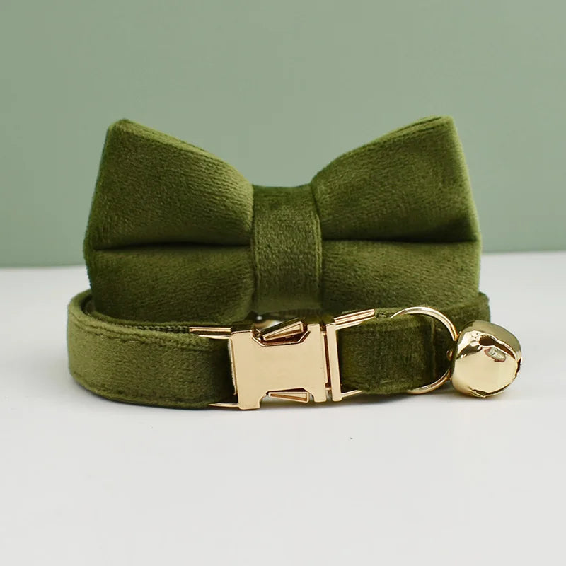 Velvet Purr Green Edition – Aksamitna Obroża dla Kota z Grawerem i Dzwoneczkiem