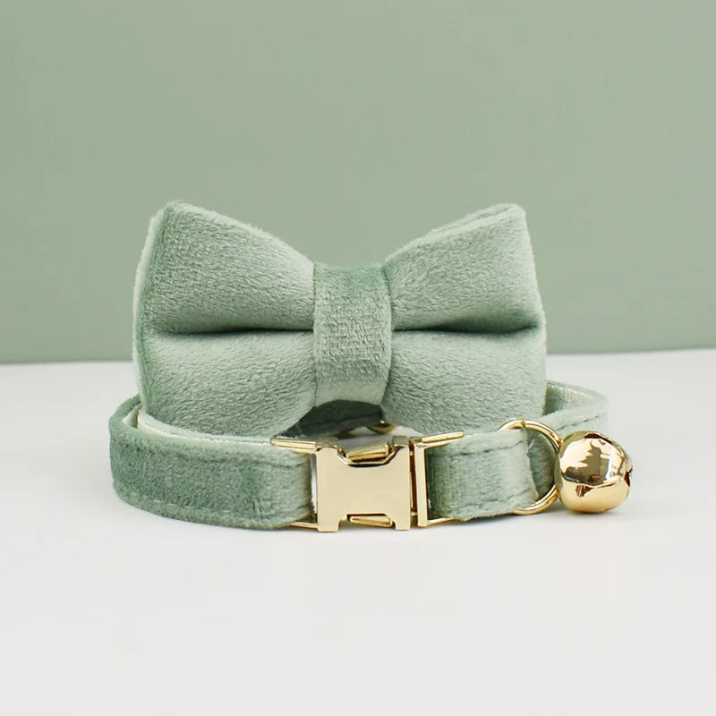 Velvet Purr Green Edition – Aksamitna Obroża dla Kota z Grawerem i Dzwoneczkiem