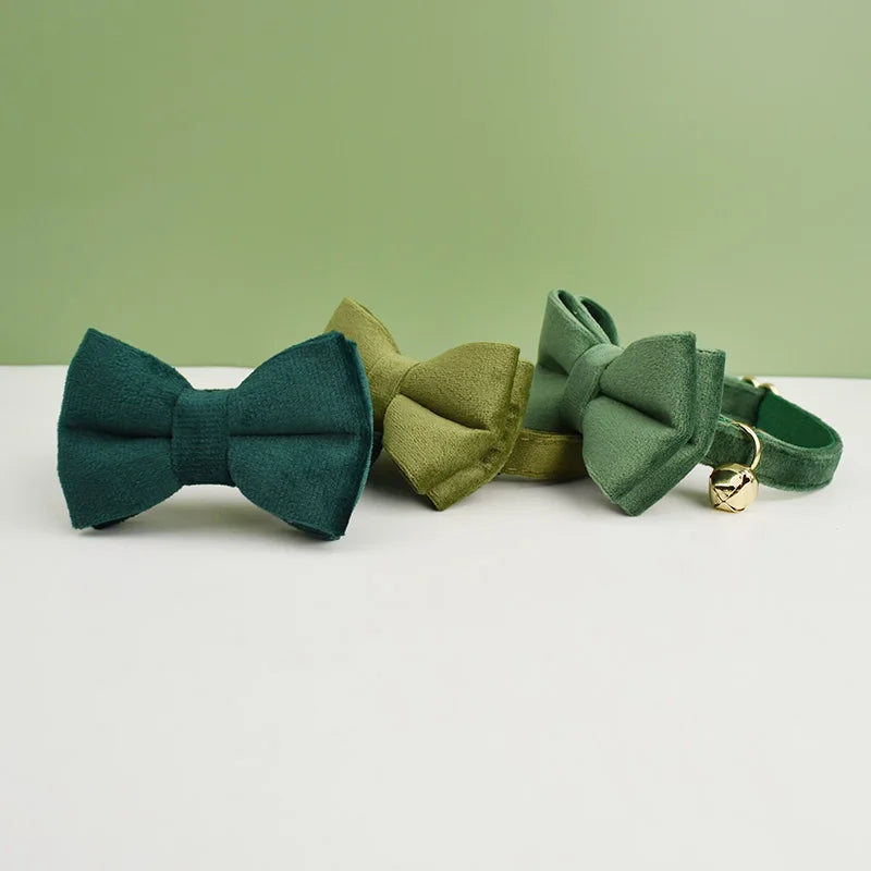 Velvet Purr Green Edition – Aksamitna Obroża dla Kota z Grawerem i Dzwoneczkiem